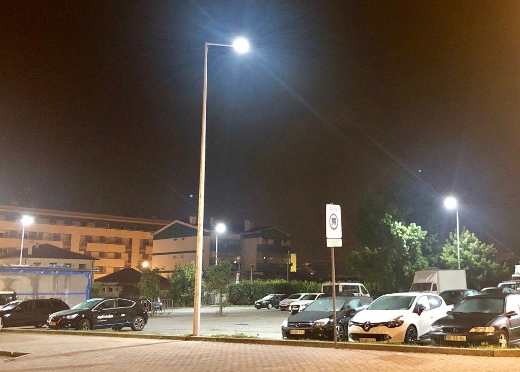 Luminárias LED instaladas no parque de estacionamento da Portela