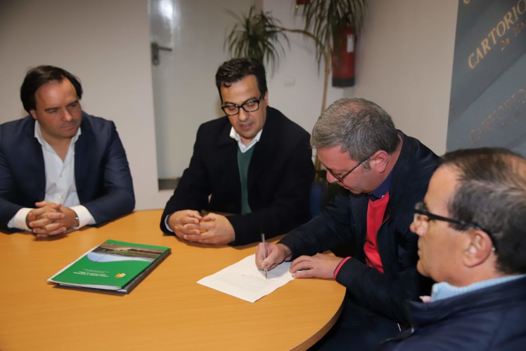 Autarquia assinou escritura de doação do campo do CCD Santa Eulália