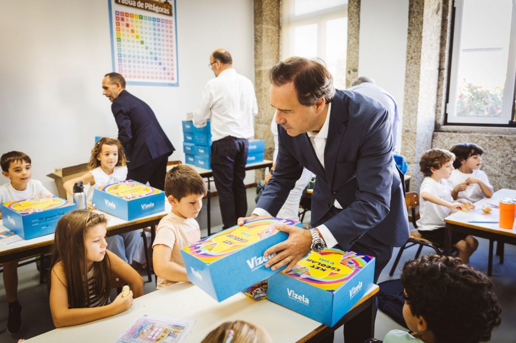 CÂMARA DISTRIBUIU GRATUITAMENTE KITS DE MATERIAL ESCOLAR E LIVROS DE FICHAS A MAIS DE 1000 ALUNOS NO VALOR DE CERCA DE 100 MIL EUROS