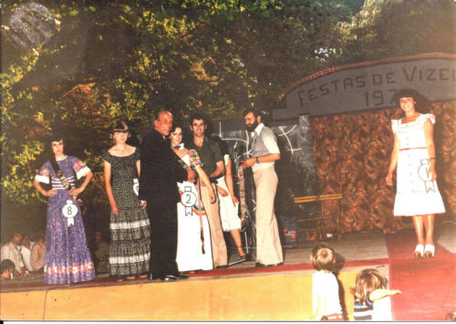 Cortejo Vizela dos Tempos Idos inserido no programa da Festas da Vila de Vizela do ano de 1977, na sua passagem na Rua Dr. Abílio Torres.