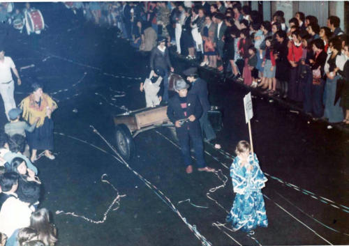 Cortejo Vizela dos Tempos Idos inserido no programa da Festas da Vila de Vizela do ano de 1977, na sua passagem na Rua Dr. Abílio Torres.